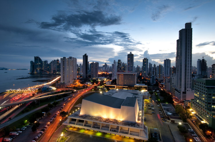noční pohled na Panama City